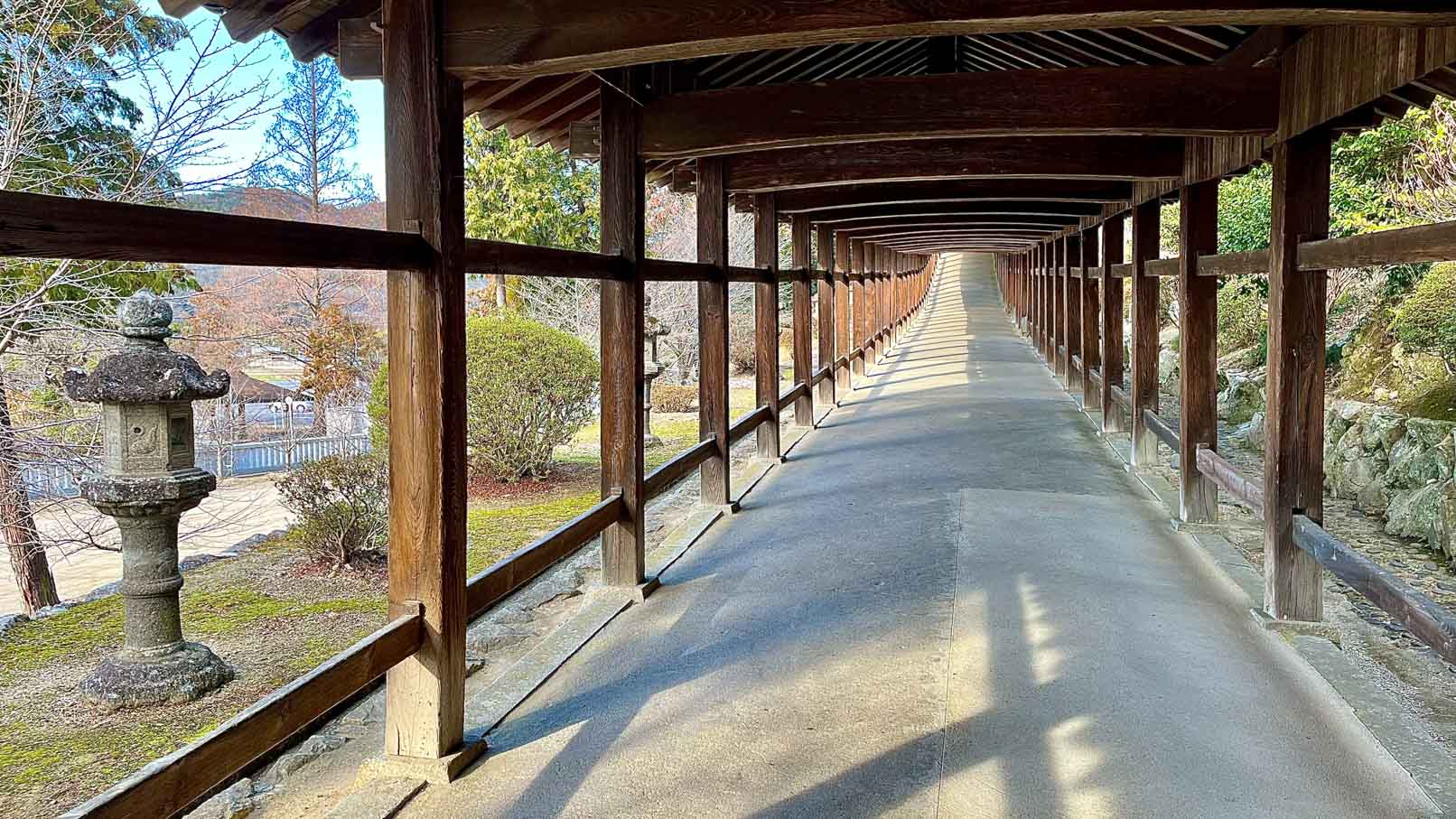 Le long couloir au Sanctuaire Kibitsujinja
